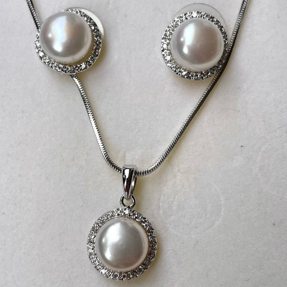 Elegant Silver and White Pearl Jewelry Setโ